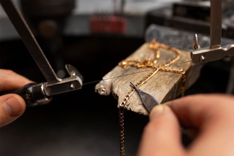 How to stand out as a distinctive jewelry designer